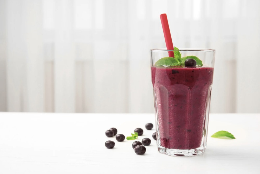 Smoothie with Kefir, Spinach, and Berries